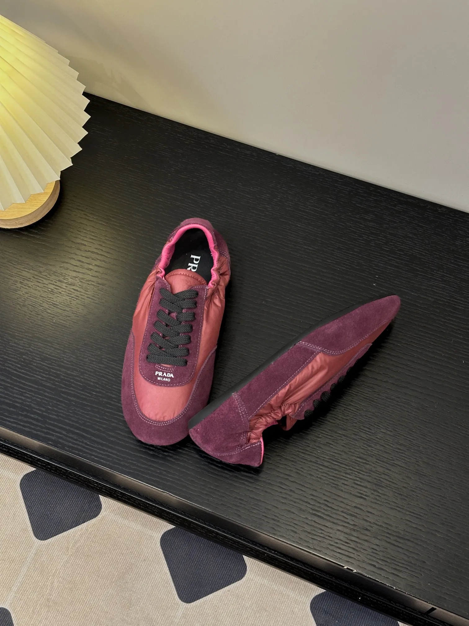 👟👟Ex-factory price 420👟👟 💠𝐏𝐑𝐀𝐃𝐀#Prada catwalk style lightweight thin-soled new moral training shoes casual shoes💠 outsole molded TPU❣️not made of rubber! The suede upper is textured, and the inner sheepskin is wrapped, which is soft and waxy. The insole is thickened with lambskin, which is extremely comfortable to step on, has a sense of support, and feels well wrapped. The shoe shape is full of wrapping, light, easy to wear, and practical. It is a casual shoe that makes you taller and longer legs! White is clean and refreshing, needed all year round, and can be easily worn with skirts and trousers. Upper: imported suede/original molded fabric. Lining: sheepskin. Outsole: TPU outsole! Different from cheap rubber soles on the market! Code number: 35-40 (40 customized)